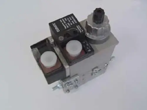 Gasventil der Marke Remeha mit zwei Zuleitungen, Druckregler und Schalter. Die Bauform ist kompakt und für die Montage in hydraulischen Anlagen geeignet.